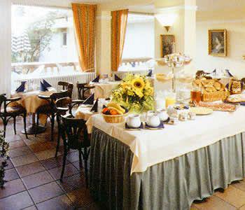 Hotel Flora Пфронтен Екстериор снимка